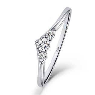 stříbrný zásnubní prsten kulatý moissanit