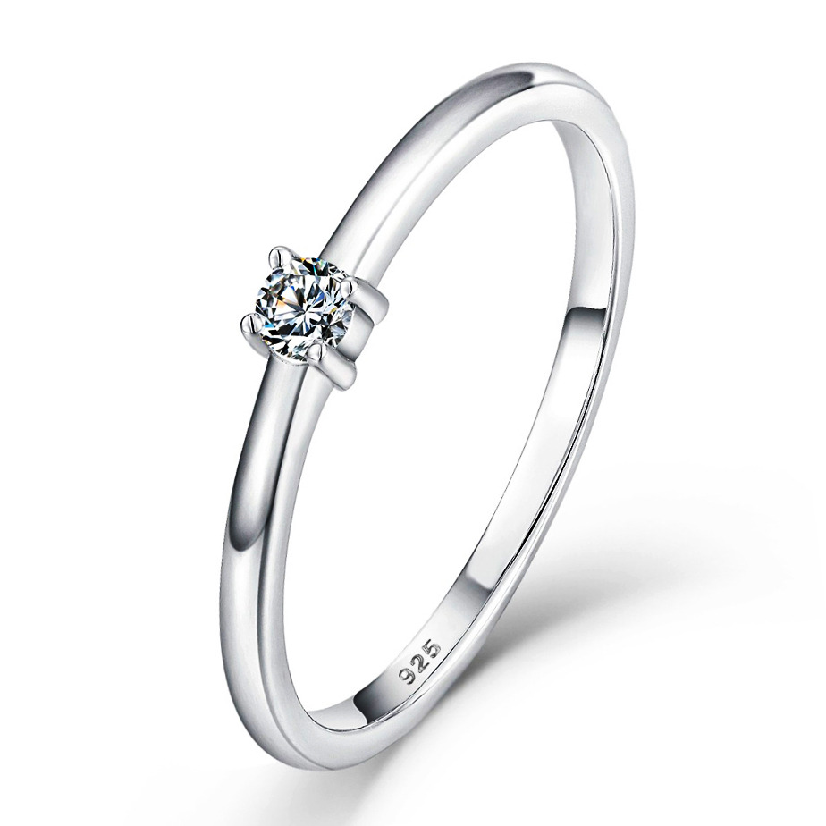 stříbrný zásnubní prsten kulatý moissanit
