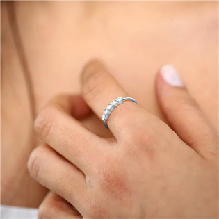 stříbrný zásnubní prsten s moissanity